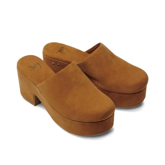 beek Shoes - Beek Petrel Heeled Platform Clogs in Caramel Suede